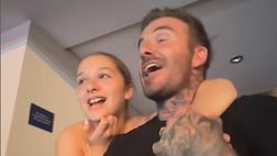 VIDEO / Beckham scatenato al concerto di Elton John. La moglie: “Vi amo tanto”