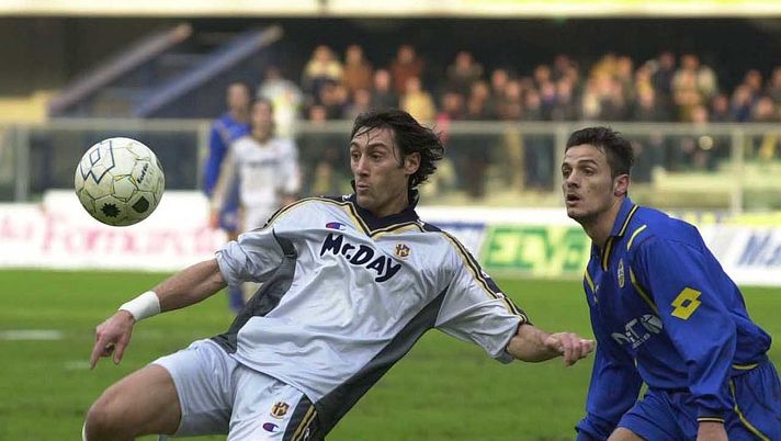 28 JAN 2001: Diego Fuser of Parma and Natale Gonnella of Verona in action during a SERIE A 16th Round League match between Verona and Parma, played at the Bentegodi Stadium, Verona.    Claudio Villa / GRAZIA NERI     DIGITAL CAMERA Mandatory Credit: Grazia Neri/ALLSPORT 