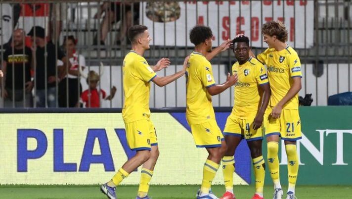 MONZA, ITALY - AUGUST 07: Ben Kone (2R) of Frosinone Calcio celebrates his goal with his team-mates during the Coppa Italia match between AC Monza and Frosinone Calcio at Stadio Brianteo on August 07, 2022 in Monza, Italy. (Photo by Marco Luzzani/Getty Images) Frosinone, 1-0 al Pisa e qualificazione in Coppa Italia: bene Caso, le indicazioni - immagine 1