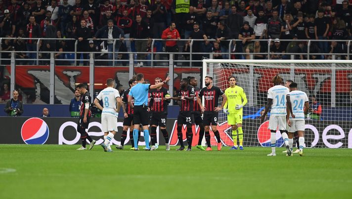 MILAN, ITALY - OCTOBER 11: Fikayo Tomori of AC Milan reacts after being shown a red card by referee Daniel Siebert during the UEFA Champions League group E match between AC Milan and Chelsea FC at Giuseppe Meazza Stadium on October 11, 2022 in Milan, Italy. (Photo by Claudio Villa/AC Milan via Getty Images) TOP E FLOP | Chi sale e chi scende nel Milan dopo la partita con i Blues - immagine 1