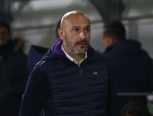 VENICE, ITALY - OCTOBER 18: Head coach of Fiorentina Vincenzo Italiano looks on during the Serie A match between Venezia FC and ACF Fiorentina at Stadio Pier Luigi Penzo on October 18, 2021 in Venice, Italy. (Photo by Maurizio Lagana/Getty Images) VENICE, ITALY - OCTOBER 18: Head coach of Fiorentina Vincenzo Italiano looks on during the Serie A match between Venezia FC and ACF Fiorentina at Stadio Pier Luigi Penzo on October 18, 2021 in Venice, Italy. (Photo by Maurizio Lagana/Getty Images)