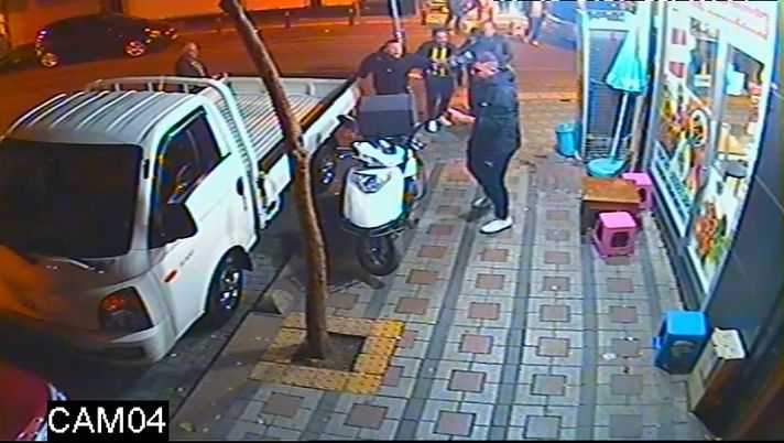 Perde il derby e aggredisce un passante: accanimento per strada di un tifoso Fenerbahce Perde il derby e aggredisce un passante: accanimento per strada di un tifoso Fenerbahce - immagine 1