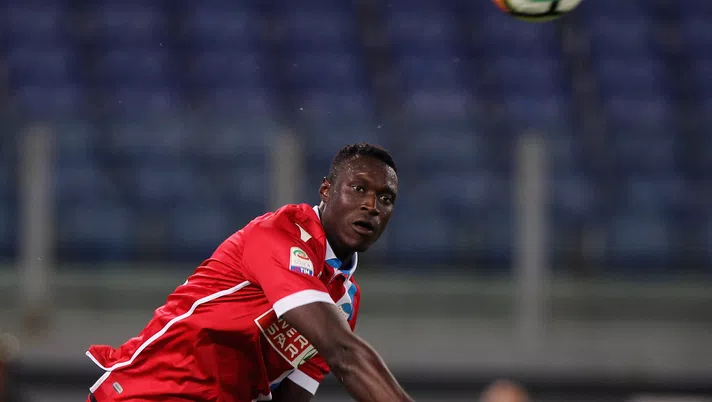 ROME, ITALY - AUGUST 20:  Spal goalkeeper Alfred Gomis in action during the Serie A match between SS Lazio and Spal at Olimpico Stadium on August 20, 2017 in Rome, Italy.  (Photo by Paolo Bruno/Getty Images)