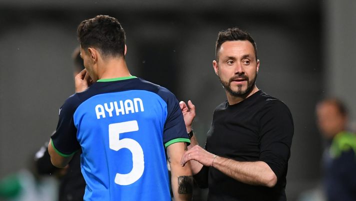 REGGIO NELL'EMILIA, ITALY - MAY 23: Roberto De Zerbi, Head Coach of Sassuolo interacts with Kaan Ayhan of Sassuolo during the Serie A match between US Sassuolo and SS Lazio at Mapei Stadium - Citta' del Tricolore on May 23, 2021 in Reggio nell'Emilia, Italy. Sporting stadiums around Italy remain under strict restrictions due to the Coronavirus Pandemic as Government social distancing laws prohibit fans inside venues resulting in games being played behind closed doors. (Photo by Alessandro Sabattini/Getty Images) REGGIO NELL'EMILIA, ITALY - MAY 23: Roberto De Zerbi, Head Coach of Sassuolo interacts with Kaan Ayhan of Sassuolo during the Serie A match between US Sassuolo and SS Lazio at Mapei Stadium - Citta' del Tricolore on May 23, 2021 in Reggio nell'Emilia, Italy. Sporting stadiums around Italy remain under strict restrictions due to the Coronavirus Pandemic as Government social distancing laws prohibit fans inside venues resulting in games being played behind closed doors. (Photo by Alessandro Sabattini/Getty Images)