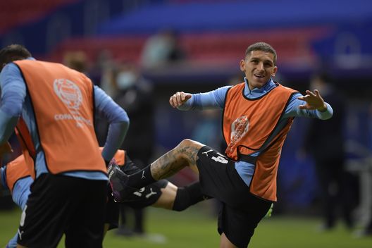 BRASILIA, BRAZIL - JUNE 18: Lucas Torreira of Uruguay warms up prior to a group A match between Argentina and Chile as part of Conmebol Copa America Brazil 2021 at Mane Garrincha Stadium on June 18, 2021 in Brasilia, Brazil. (Photo by Pedro Vilela/Getty Images) BRASILIA, BRAZIL - JUNE 18: Lucas Torreira of Uruguay warms up prior to a group A match between Argentina and Chile as part of Conmebol Copa America Brazil 2021 at Mane Garrincha Stadium on June 18, 2021 in Brasilia, Brazil. (Photo by Pedro Vilela/Getty Images)