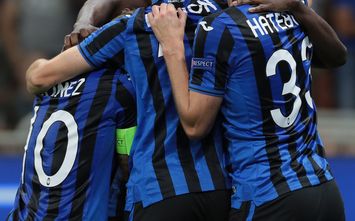  MILAN, ITALY - OCTOBER 01: Duvan Zapata of Atalanta BC celebrates with his team-mates after scoring the opening goal during the UEFA Champions League group C match between Atalanta and Shakhtar Donetsk at Stadio Giuseppe Meazza on October 1, 2019 in Milan, Italy. (Photo by Emilio Andreoli/Getty Images)