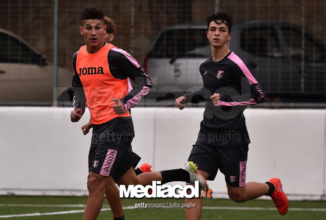  PALERMO, ITALY - NOVEMBER 16: Felice D'Amico (L) and Kevin Cannavo' of US Citta' di Palermo juvenile team in action during a training session at Pietro Pisani sport sport center on November 16, 2016 in Palermo, Italy.  (Photo by Tullio M. Puglia/Getty Images) 