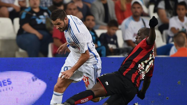 MARSEILLE, FRANCE - AUGUST 29: Andre-Pierre Gignac of Marseille is tackled by Souleymane Diawara of Nice during the French Ligue 1 match between Olympique de Marseille and OGC Nice at Stade Velodrome on August 29, 2014 in Marseille, France. (Photo by Kaz Photography/Getty Images) Il Marsiglia fa suo il derby del mare, nonostante l’assenza dei suoi tifosi: Nizza battuto 3-0 - immagine 1