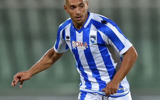 PESCARA, ITALY - AUGUST 13: Gianluca Caprari of Pescara Calcio in action during the TIM Cup match between Pescara Calcio and Frosinone Calcio at Adriatico Stadium on August 13, 2016 in Pescara, Italy. (Photo by Giuseppe Bellini/Getty Images) PESCARA, ITALY - AUGUST 13: Gianluca Caprari of Pescara Calcio in action during the TIM Cup match between Pescara Calcio and Frosinone Calcio at Adriatico Stadium on August 13, 2016 in Pescara, Italy. (Photo by Giuseppe Bellini/Getty Images)