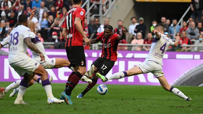 MILAN, ITALY - MAY 01: Rafael Leao of AC Milan scores the goal during the Serie A match between AC Milan and ACF Fiorentina at Stadio Giuseppe Meazza on May 01, 2022 in Milan, Italy. (Photo by Claudio Villa/AC Milan via Getty Images)