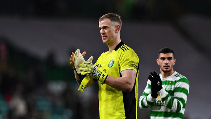 GLASGOW, SCOTLAND - FEBRUARY 13: Joe Hart of Celtic acknowledges the fans after the Scottish Cup match between Celtic and Raith Rovers at Celtic Park on February 13, 2022 in Glasgow, Scotland. (Photo by Mark Runnacles/Getty Images) Celtic, il tecnico: “Grande derby, peccato per gli idioti che hanno lanciato di tutto…” - immagine 1