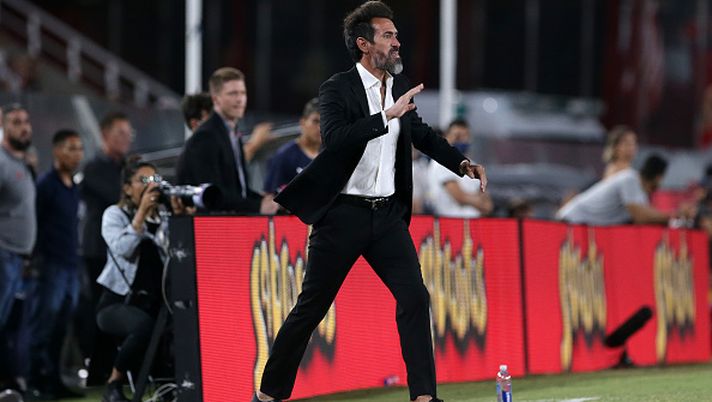 AVELLANEDA, ARGENTINA - FEBRUARY 26: Eduardo Dominguez, coach of Independiente, gives directions to his players during a match between Independiente and Boca Juniors as part of Copa de la Liga 2022 at Libertadores de America - Ricardo Enrique Bochini Stadium on February 26, 2022 in Avellaneda, Argentina. (Photo by Daniel Jayo/Getty Images) Independiente, è successo ancora: l’esonero del tecnico dopo il derby perso… - immagine 1