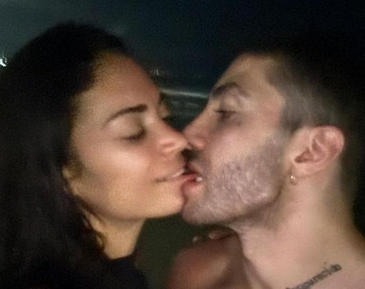 Iannone e Elodie festeggiano il loro amore con un bagno nudi in piscina- immagine 2
