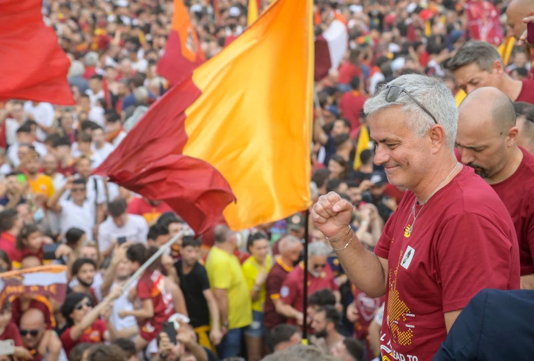 Roma, il popolo giallorosso in festa visto dal pullman della squadra – FOTO GALLERY - immagine 5