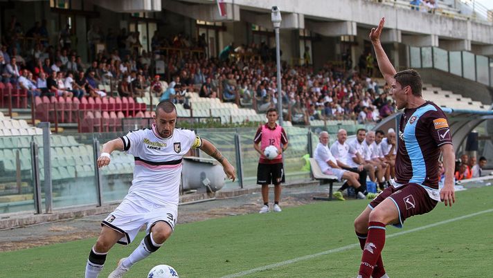 SALERNO, ITALY - AUGUST 25: Player of US Salernitana Francesco Di Tacchio vies with US Citta di Palermo player Ilija Nestorovski during the Serie B match between US Salernitana and US Citta di Palermo on August 25, 2018 in Salerno, Italy.  (Photo by Francesco Pecoraro/Getty Images) 