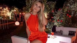 Ivana Icardi abbassa i toni e alza la temperatura: in posa con un vestito rosso fuoco