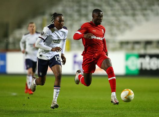  ANTWERPEN, BELGIUM - FEBRUARY 18: Martin Hongla of Royal Antwerp battles for possession with Joe Aribo of Rangers during the UEFA Europa League Round of 32 match between Royal Antwerp FC and Rangers FC at Bosuilstadion on February 18, 2021 in Antwerpen, Belgium. Sporting stadiums around Belgium remain under strict restrictions due to the Coronavirus Pandemic as Government social distancing laws prohibit fans inside venues resulting in games being played behind closed doors. (Photo by Dean Mouhtaropoulos/Getty Images) 