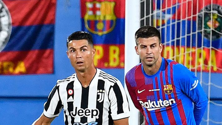 Juventus' Portuguese forward Cristiano Ronaldo (L) challenges Barcelona's Spanish defender Gerard Pique during the 56th Joan Gamper Trophy friendly football match between Barcelona and Juventus at the Johan Cruyff Stadium in Sant Joan Despi near Barcelona on August 8, 2021. (Photo by Pau BARRENA / AFP) (Photo by PAU BARRENA/AFP via Getty Images) Juventus, rabbia e voglia di partecipare: le prime indicazioni sul ruolo di Cristiano Ronaldo - immagine 1