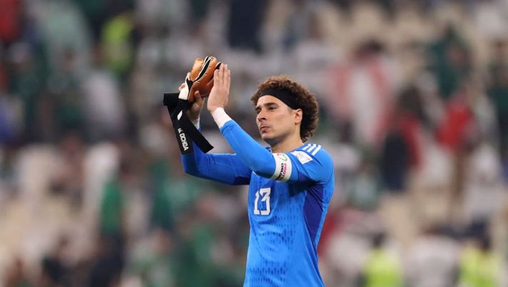 LUSAIL CITY, QATAR - NOVEMBER 30: Guillermo Ochoa of Mexico applauds fans after the FIFA World Cup Qatar 2022 Group C match between Saudi Arabia and Mexico at Lusail Stadium on November 30, 2022 in Lusail City, Qatar. (Photo by Michael Steele/Getty Images) UFFICIALE – Salernitana, colpo Ochoa tra i pali: la formula dell’operazione - immagine 1