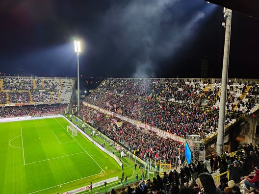 Salernitana, confiscati armi e fumogeni nel derby meridionale contro il Lecce- immagine 2