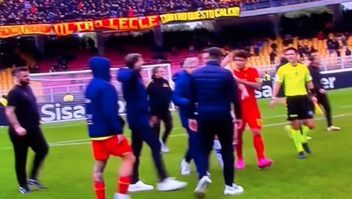 VIDEO / Lecce-Verona, D’Aversa colpisce con una testata Henry: espulsi entrambi - immagine 1