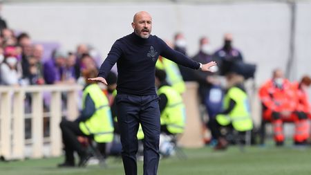 FLORENCE, ITALY - APRIL 03: Vincenzo Italiano manager of ACF Fiorentina gestures during the Serie A match between ACF Fiorentina and Empoli FC at Stadio Artemio Franchi on April 3, 2022 in Florence, Italy. (Photo by Gabriele Maltinti/Getty Images)