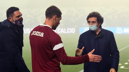REGGIO NELL'EMILIA, ITALY - OCTOBER 23: Andrea Belotti of Torino FC shankes hands with Torino FC President Urbano Cairo during the Serie A match between US Sassuolo and Torino FC at Mapei Stadium - Città del Tricolore on October 23, 2020 in Reggio nell'Emilia, Italy. (Photo by Alessandro Sabattini/Getty Images)