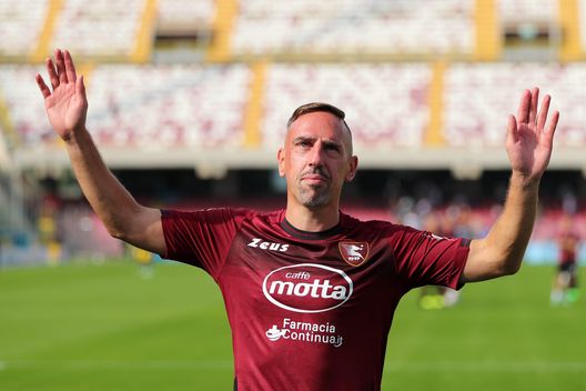 SALERNO, ITALY - OCTOBER 22: Franck Ribery says goodbye to football by greeting the fans on a lap round the pitch before the Serie A match between Salernitana and Spezia Calcio at Stadio Arechi on October 22, 2022 in Salerno, Italy. (Photo by Francesco Pecoraro/Getty Images) Nicola: “Ribery? Ha un bel ricordo di Firenze, ma ora è nostro”- immagine 2