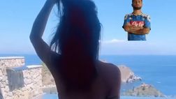 VIDEO / La sfilata mozzafiato in bikini di Antonella Fiordelisi: “Forza Napoli”