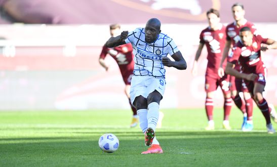 TURIN, ITALY - MARCH 14: Romelu Lukaku of Internazionale scores their side's first goal from the penalty spot during the Serie A match between Torino FC and FC Internazionale at Stadio Olimpico di Torino on March 14, 2021 in Turin, Italy. Sporting stadiums around Italy remain under strict restrictions due to the Coronavirus Pandemic as Government social distancing laws prohibit fans inside venues resulting in games being played behind closed doors. (Photo by Valerio Pennicino/Getty Images) TURIN, ITALY - MARCH 14: Romelu Lukaku of Internazionale scores their side's first goal from the penalty spot during the Serie A match between Torino FC and FC Internazionale at Stadio Olimpico di Torino on March 14, 2021 in Turin, Italy. Sporting stadiums around Italy remain under strict restrictions due to the Coronavirus Pandemic as Government social distancing laws prohibit fans inside venues resulting in games being played behind closed doors. (Photo by Valerio Pennicino/Getty Images)