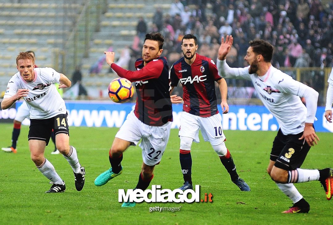  BOLOGNA, ITALY - NOVEMBER 20:  Luca Rizzo # 22 of Bologna FC in action during the Serie A match between Bologna FC and US Citta di Palermo at Stadio Renato Dall'Ara on November 20, 2016 in Bologna, Italy.  (Photo by Mario Carlini / Iguana Press/Getty Images) 