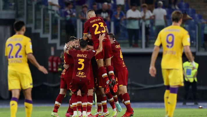 ROME, ITALY - AUGUST 22:  Henrikh Mkhitaryan #77 with his teammates of AS Roma celebrates after scoring the opening goal during the Serie A match between AS Roma v ACF Fiorentina at Stadio Olimpico on August 22, 2021 in Rome, Italy.  (Photo by Paolo Bruno/Getty Images) 