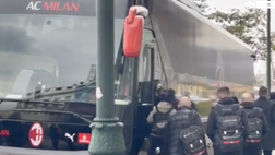 VIDEO Napoli-Milan, l’arrivo dei rossoneri in Campania: tra applausi, grida e insulti