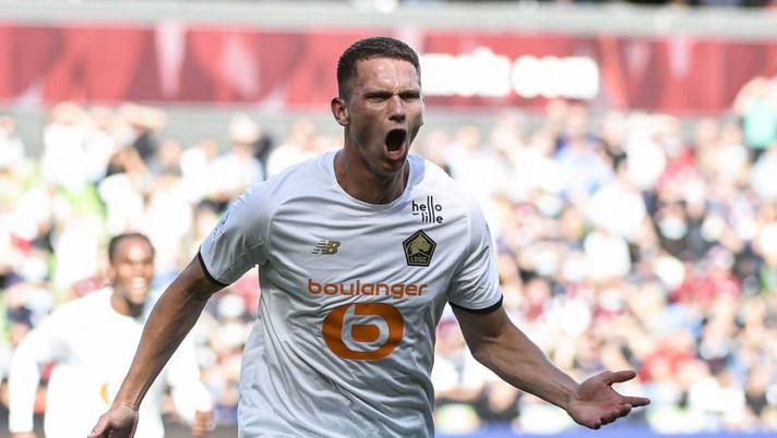 Lille's Dutch defender Sven Botman celebrates after scoring his team's first goal during the French L1 football match between FC Metz and Lille OSC at Stade Saint-Symphorien in Longeville-les-Metz, northern France, on August 8, 2021. (Photo by JEAN-CHRISTOPHE VERHAEGEN / AFP) (Photo by JEAN-CHRISTOPHE VERHAEGEN/AFP via Getty Images) Botman: “Voglio fare un passo in avanti. Milan e Newcastle? Deciderò in base a un elemento” - immagine 1