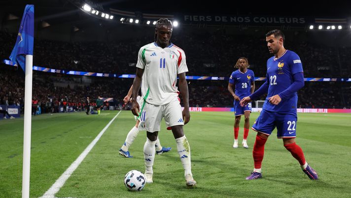 PARIS, FRANCE - SEPTEMBER 06: Moise Kean of Italy competes for the ball with Theo Hernandez of France during the UEFA Nations League 2024/25 League A Group A2 match between France and Italy at Parc des Princes stadium on September 06, 2024 in Paris, France. (Photo by Claudio Villa/Getty Images) Kean