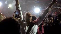 VIDEO Palermo, Biagio Antonacci con la bandiera rosanero al Forum di Assago