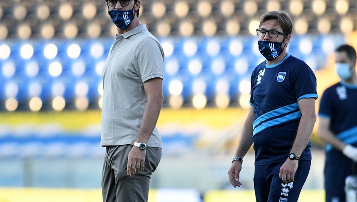 PISA, ITALY - JUNE 26: Nicola Legrottaglie head coach of Pescara look on during the serie B match between SC Pisa and Pescara Calcio at Arena Garibaldi on June 26, 2020 in Pisa, Italy. (Photo by Getty Images/Getty Images for Lega Serie B) PISA, ITALY - JUNE 26: Nicola Legrottaglie head coach of Pescara look on during the serie B match between SC Pisa and Pescara Calcio at Arena Garibaldi on June 26, 2020 in Pisa, Italy. (Photo by Getty Images/Getty Images for Lega Serie B)