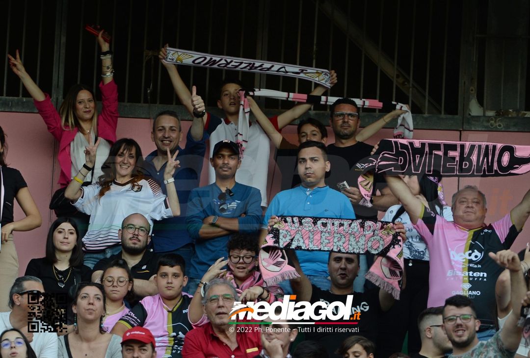 Fototifo, i tifosi allo stadio per Palermo-Feralpisaló 1-0 (gallery) - immagine 159