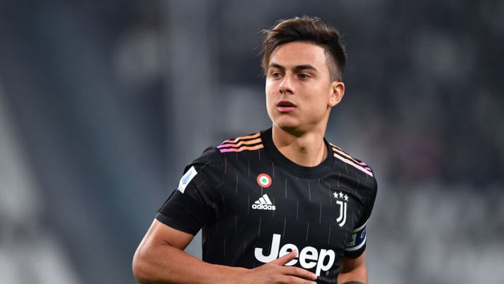 TURIN, ITALY - OCTOBER 27: Paulo Dybala of Juventus looks on during the Serie A match between Juventus and US Sassuolo at Juventus Stadium on October 27, 2021 in Turin, Italy. (Photo by Valerio Pennicino/Getty Images) Gazzetta: “Dybala, l’Inter non ha mollato. Entro 10 giorni si risolve tutto” - immagine 1