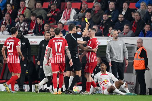 FREIBURG IM BREISGAU, GERMANY - MAY 02: Roland Sallai of Sport-Club Freiburg is shown the yellow card by Match Referee Sven Jablonski during the DFB Cup semifinal match between Sport-Club Freiburg and RB Leipzig at Europa-Park Stadion on May 02, 2023 in Freiburg im Breisgau, Germany. (Photo by Matthias Hangst/Getty Images) La Fiorentina punta un attaccante del Friburgo: pronta l’offerta- immagine 2