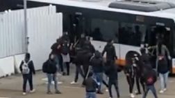 Cagliari, prima del derby delle isole: sassi e fumogeni contro il pullman rosanero