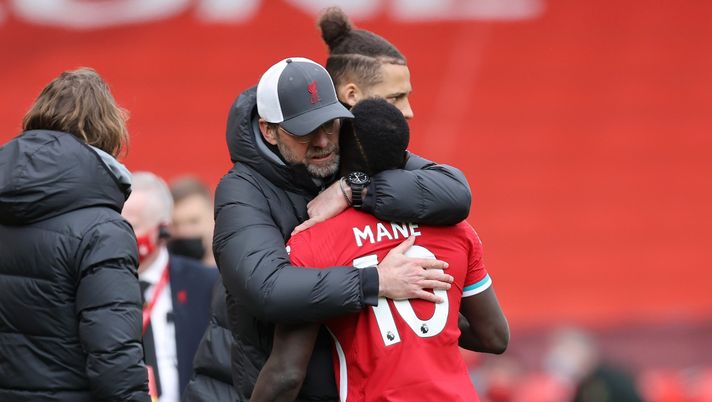 LIVERPOOL, ENGLAND - APRIL 10: Juergen Klopp, Manager of Liverpool embraces Sadio Mane following the Premier League match between Liverpool and Aston Villa at Anfield on April 10, 2021 in Liverpool, England. Sporting stadiums around the UK remain under strict restrictions due to the Coronavirus Pandemic as Government social distancing laws prohibit fans inside venues resulting in games being played behind closed doors. (Photo by Clive Brunskill/Getty Images) Klopp e l’addio di Manè: “Affare alla luce del sole, ma è sempre tutto ok finchè non si parla di soldi…” - immagine 1