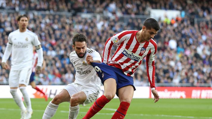 MADRID, SPAIN - FEBRUARY 01: Alvaro Morata of Atletico Madrid is challenged by Daniel Carvajal of Real Madrid during the Liga match between Real Madrid CF and Club Atletico de Madrid at Estadio Santiago Bernabeu on February 01, 2020 in Madrid, Spain. (Photo by Angel Martinez/Getty Images) 