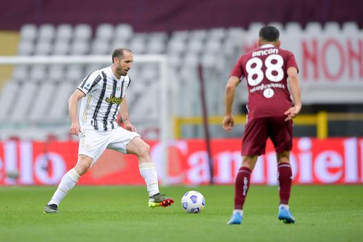 TURIN, ITALY - APRIL 03: Giorgio Chiellini of Juventus is challenged by Tomas Eduardo Rincon of Torino FC during the Serie A match between Torino FC and Juventus at Stadio Olimpico di Torino on April 03, 2021 in Turin, Italy. Sporting stadiums around Italy remain under strict restrictions due to the Coronavirus Pandemic as Government social distancing laws prohibit fans inside venues resulting in games being played behind closed doors. (Photo by Daniele Badolato - Juventus FC/Juventus FC via Getty Images) TURIN, ITALY - APRIL 03: Giorgio Chiellini of Juventus is challenged by Tomas Eduardo Rincon of Torino FC during the Serie A match between Torino FC and Juventus at Stadio Olimpico di Torino on April 03, 2021 in Turin, Italy. Sporting stadiums around Italy remain under strict restrictions due to the Coronavirus Pandemic as Government social distancing laws prohibit fans inside venues resulting in games being played behind closed doors. (Photo by Daniele Badolato - Juventus FC/Juventus FC via Getty Images)