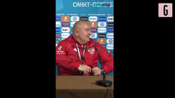 VIDEO Europei 2021, il CT della Russia “sfida” CR7 e beve la Coca-Cola in conferenza