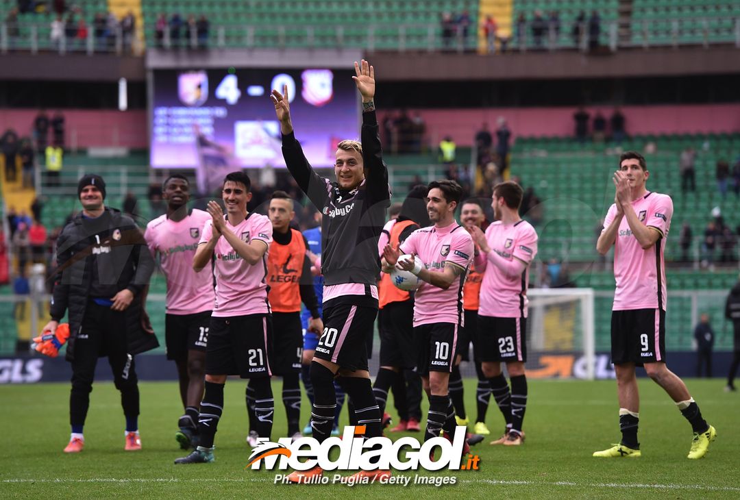  PALERMO, ITALY - MARCH 25: Players of Palermo celebrate after winning the serie B match between US Citta di Palermo and Carpi FC at Stadio Renzo Barbera on March 25, 2018 in Palermo, Italy.  (Photo by Tullio M. Puglia/Getty Images) 