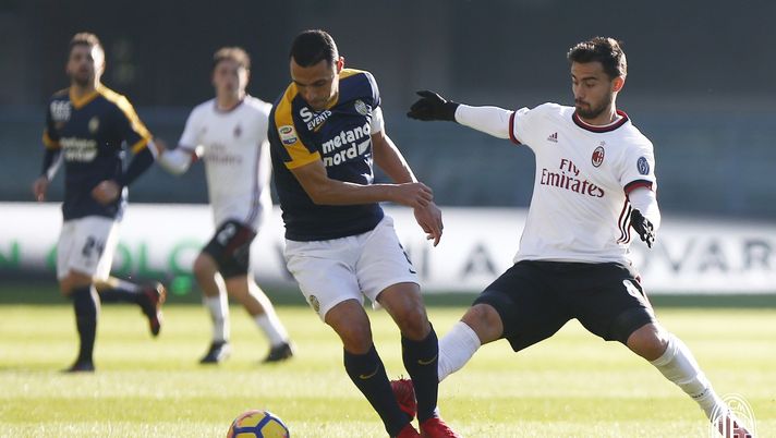 Romulo e Suso durante Verona-Milan 3-0 (credits: acmilan.com) 