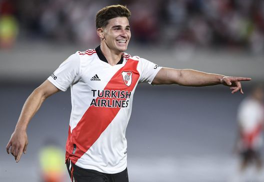 BUENOS AIRES, ARGENTINA - OCTOBER 25: Julian Alvarez of River Plate celebrates after scoring the second goal of his team during a match between River Plate and Argentinos Juniors as part of Torneo Liga Profesional 2021 at Estadio Monumental Antonio Vespucio Liberti on October 25, 2021 in Buenos Aires, Argentina. (Photo by Marcelo Endelli/Getty Images) BUENOS AIRES, ARGENTINA - OCTOBER 25: Julian Alvarez of River Plate celebrates after scoring the second goal of his team during a match between River Plate and Argentinos Juniors as part of Torneo Liga Profesional 2021 at Estadio Monumental Antonio Vespucio Liberti on October 25, 2021 in Buenos Aires, Argentina. (Photo by Marcelo Endelli/Getty Images)
