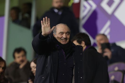 FLORENCE, ITALY - JANUARY 12: Rocco Commisso president of ACF Fiorentina greets the fans after during the Coppa Italia match between ACF Fiorentina and UC Sampdoria at Stadio Artemio Franchi on January 12, 2023 in Florence, Italy. (Photo by Gabriele Maltinti/Getty Images) Commisso blinda Amrabat: la Fiorentina si muove per il rinnovo- immagine 2