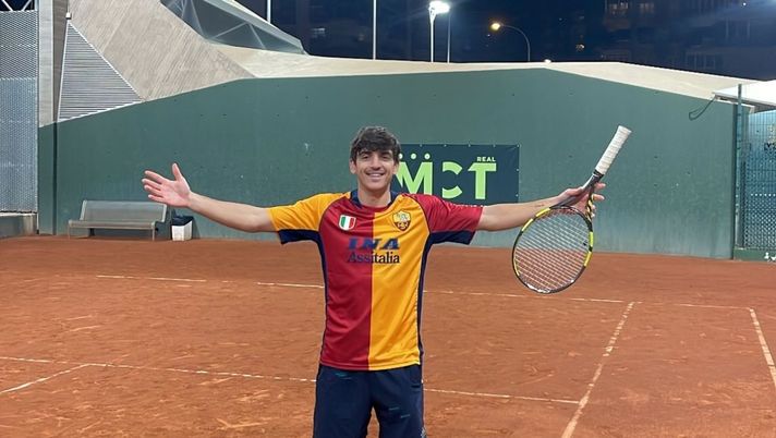 Villar, Natale in giallorosso: gioca a tennis con la maglia della stagione 01/02 - immagine 1